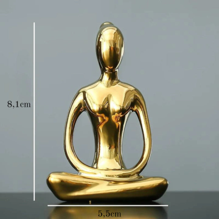 Decoração para sala de meditação: estatuetas de yoga em cerâmica com acabamento dourado.