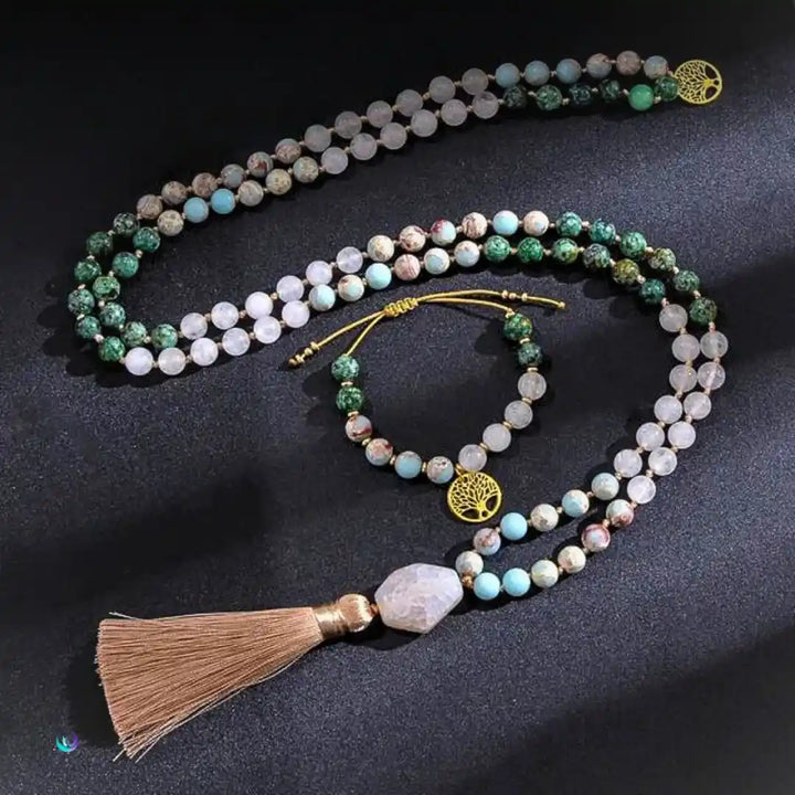 Conjunto de Japamala e pulseira com 108 contas de pedras naturais, incluindo jade branca, turquesa africana, jaspe imperador e quartzo de cristal branco, ideal para meditação e harmonia.