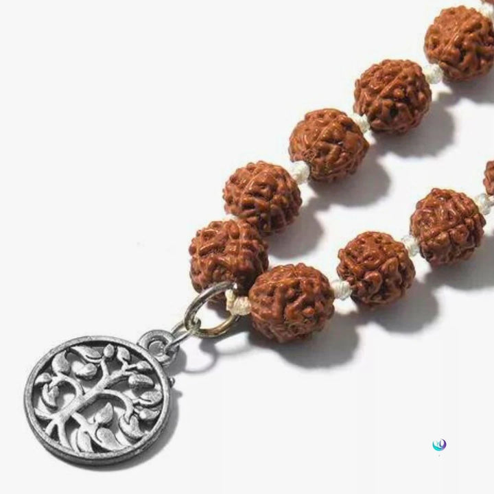 Detalhe do pingente do Japamala de Semente de Rudraksha, simbolizando a conexão espiritual e a limpeza energética durante a meditação.