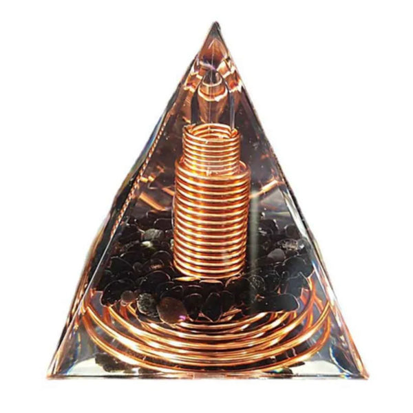 Pirâmide Orgonite Obsidiana Negra com espiral de cobre no centro, exibindo uma construção elegante e detalhada.