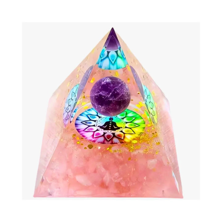 Pirâmide de Orgonite com Quartzo Rosa e esfera central representando os 7 Chakras, destacando suas cores vibrantes e simbolismos.