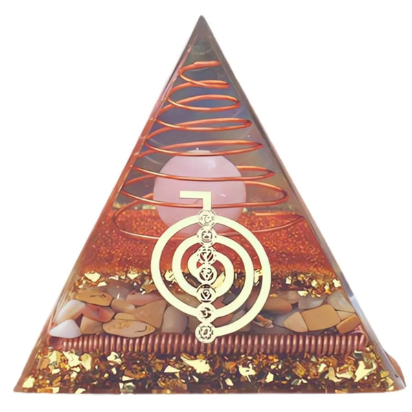 Orgonite Pirâmide Cho-Ku-Rei com espiral de cobre e símbolo do poder, ideal para proteção energética e equilíbrio emocional.