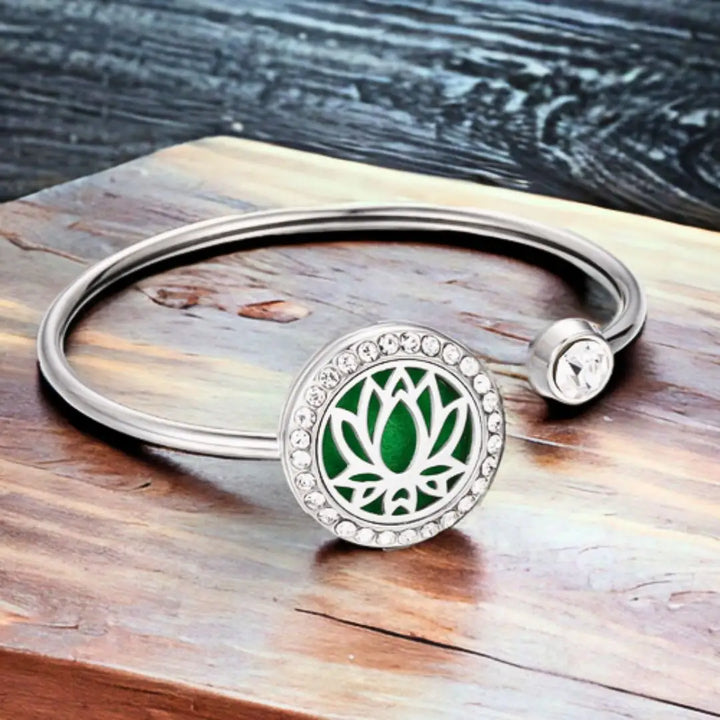 Pulseira Bracelete Feminino Prata Com Cristais Cravejados e Difusor para perfumes e óleos essenciais  Flor de Lótus ambientada